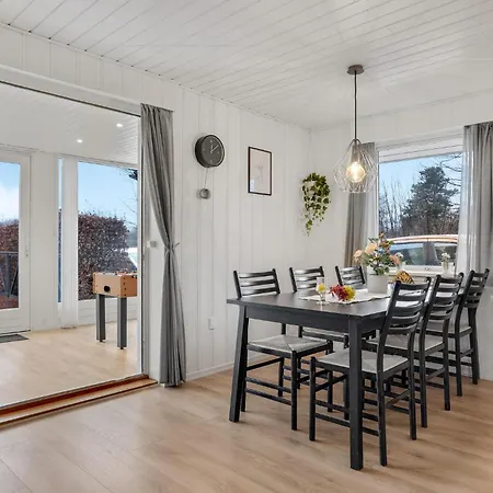 4 Bedroom Lovely In Hejls